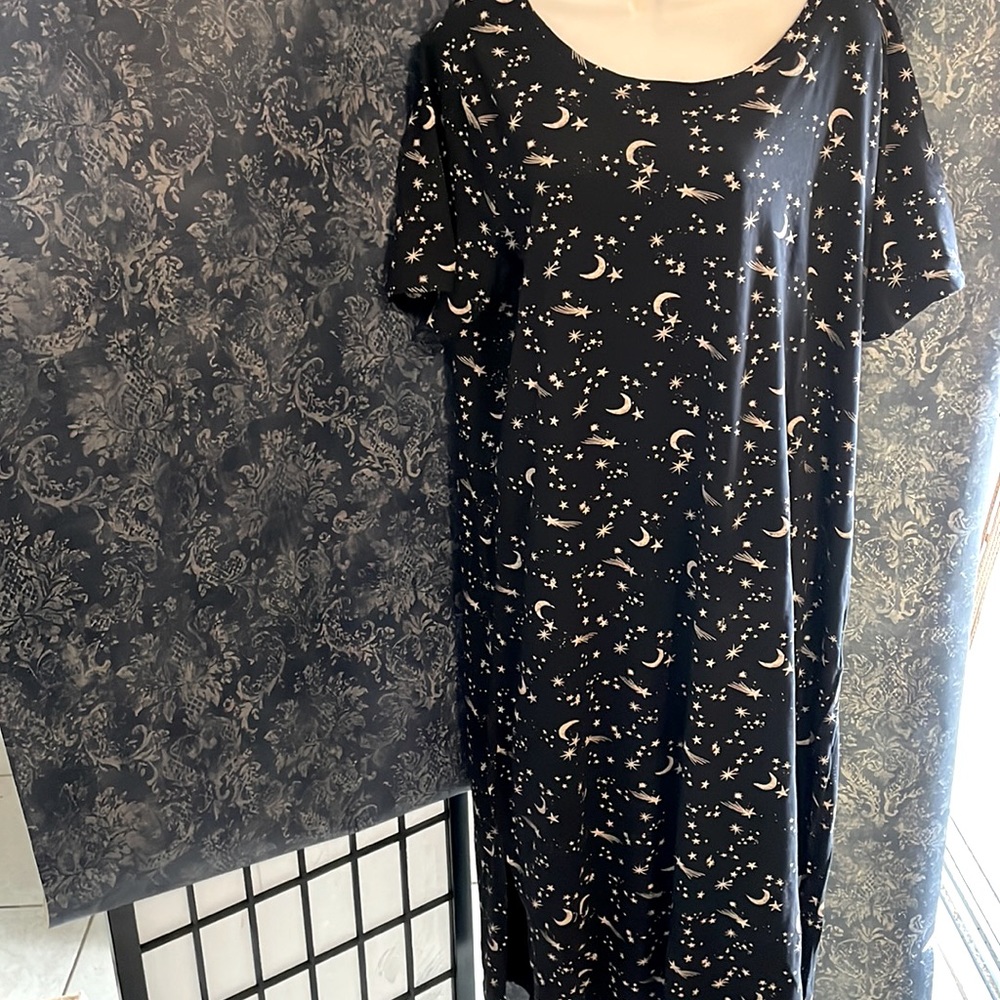 Black and cream star and moonlight king calf length sleep shirt. Never worn